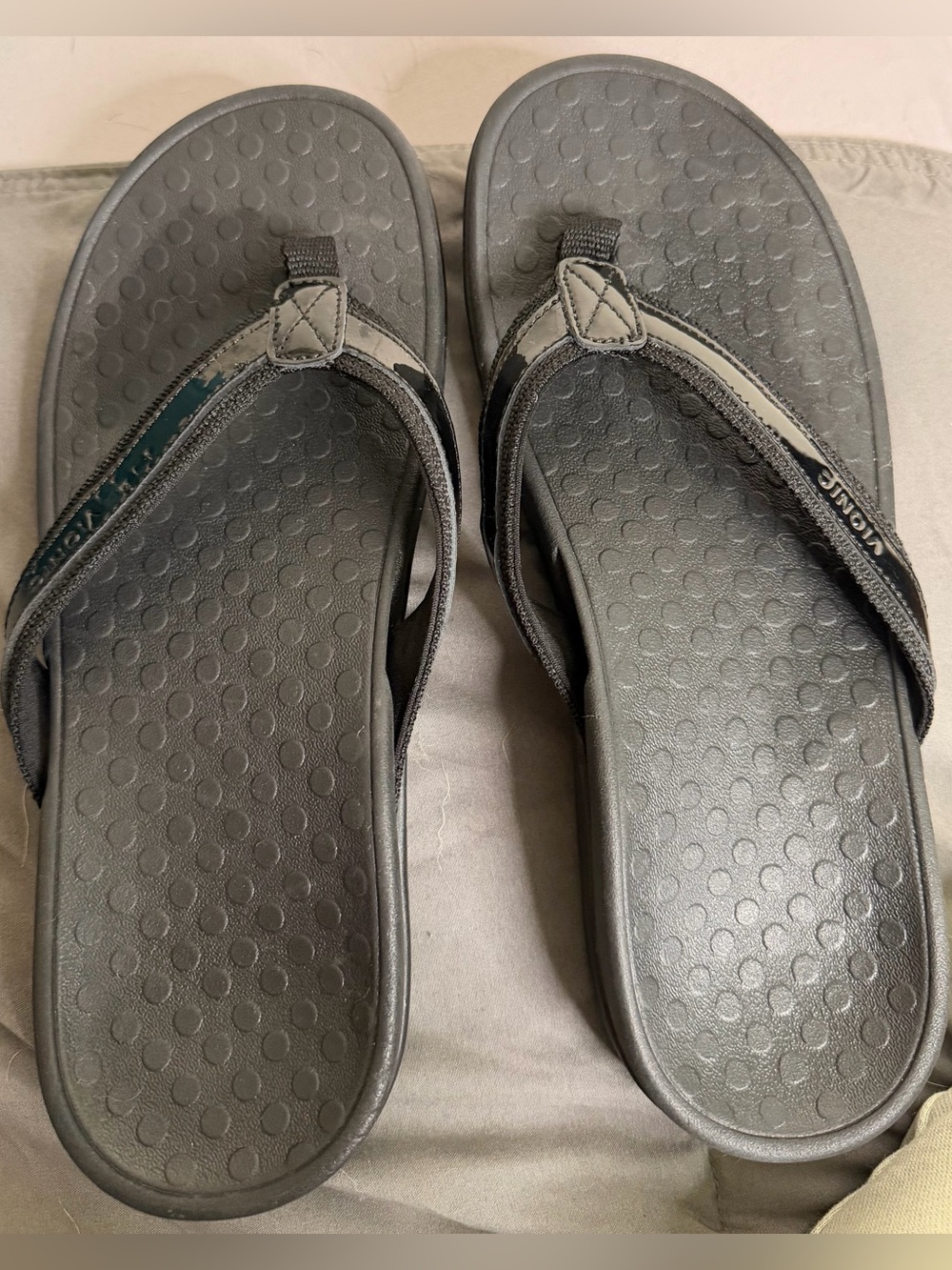 Vionic black Flip-Flops - Picture 2 of 6